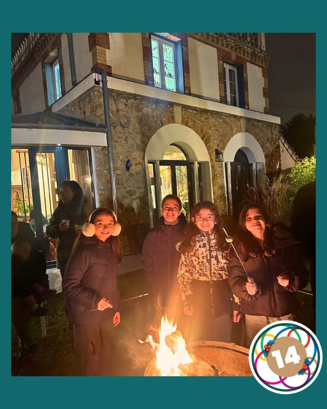 Le Calendrier de l’Avent grandeur nature au Vésinet : quand les fenêtres s’illuminent et que la ville se rassemble